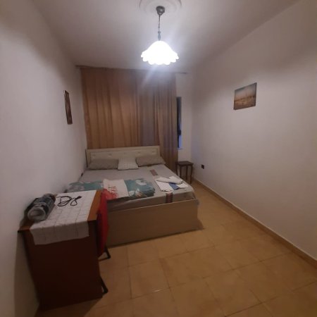 Tirane, jepet me qera apartament 1+1 Kati 1, 72 m² 500 € (Brryli)
