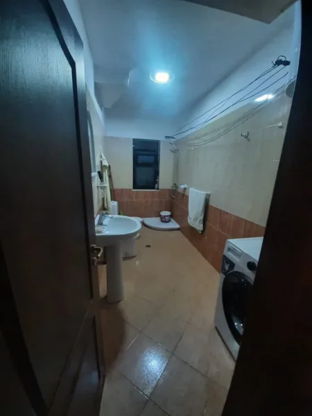 Tirane, jepet me qera apartament 1+1 Kati 1, 72 m² 500 € (Brryli)