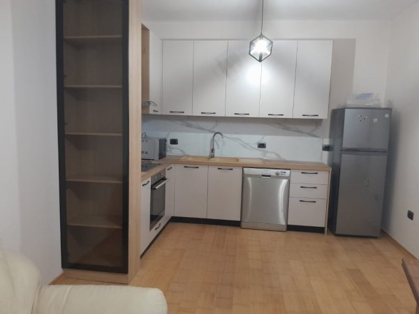 Tirane, jepet me qera Vile 3+1 Kati 1, 130 m² 800 € (liqeni i thate)