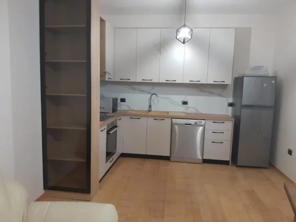 Tirane, jepet me qera Vile 3+1 Kati 1, 130 m² 800 € (liqeni i thate)