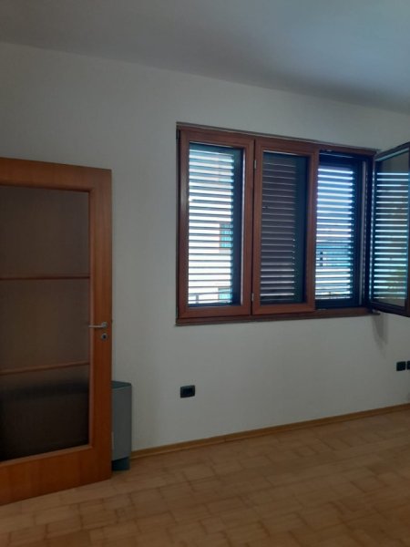 Tirane, jepet me qera Vile 3+1 Kati 1, 130 m² 800 € (liqeni i thate)
