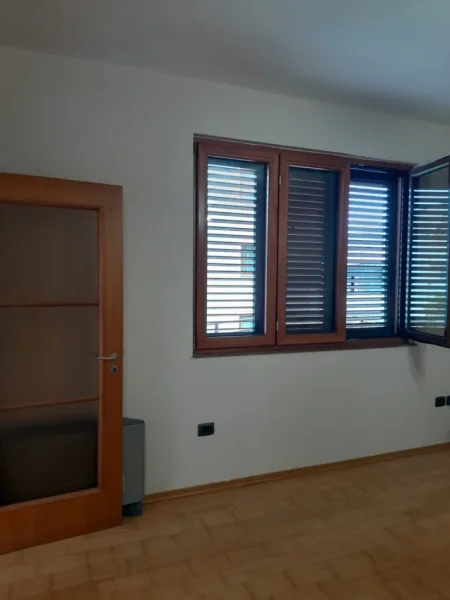 Tirane, jepet me qera Vile 3+1 Kati 1, 130 m² 800 € (liqeni i thate)