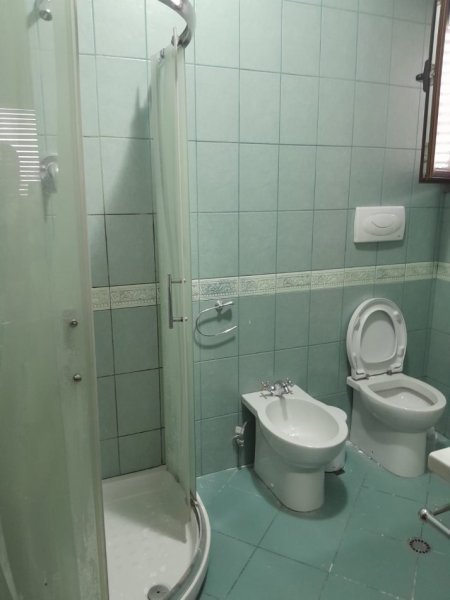 Tirane, jepet me qera Vile 3+1 Kati 1, 130 m² 800 € (liqeni i thate)