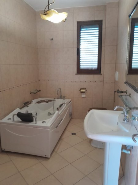Tirane, jepet me qera Vile 3+1 Kati 1, 130 m² 800 € (liqeni i thate)