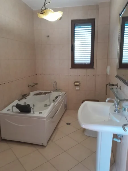 Tirane, jepet me qera Vile 3+1 Kati 1, 130 m² 800 € (liqeni i thate)
