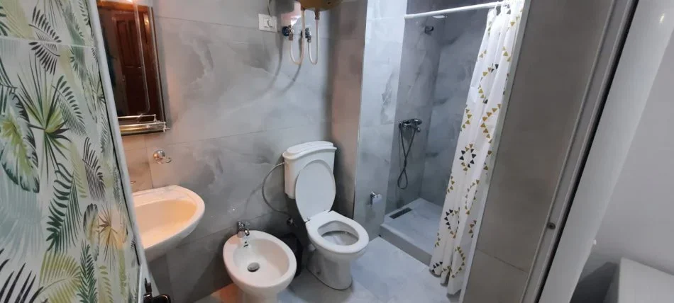 Tirane, jepet me qera shtepi 1+1 Kati 1, 64 m² 400 € (Rruga kavajes , te Globe)