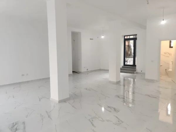 Tirane, jepet me qera ambjent biznesi Kati 1, 110 m² 2.500 € (Ish Blloku)