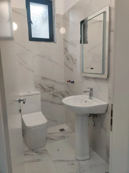 Tirane, jepet me qera ambjent biznesi Kati 1, 110 m² 2.500 € (Ish Blloku)