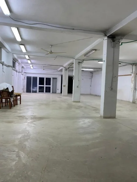 Tirane, jepet me qera ambjent biznesi Kati 0, 210 m² 1.000 € (Laprake)