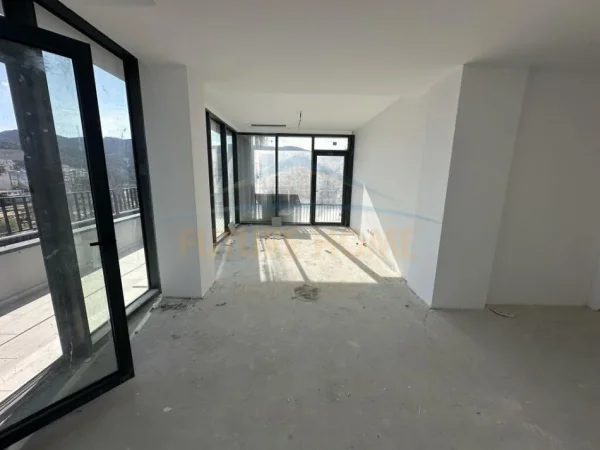 Tirane, shitet apartament 3+1+Aneks+Ballkon Kati 8, 169 m² 440.000 € (Liqeni)