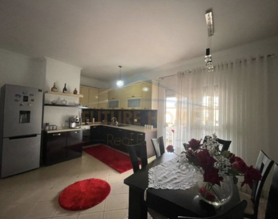 Tirane, shitet apartament 1+1+Verandë Kati 5, 75 m² 180.000 € (Rruga Barrikadave)
