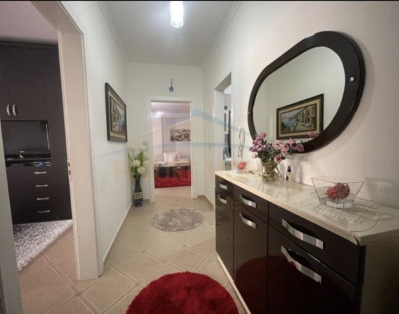 Tirane, shitet apartament 1+1+Verandë Kati 5, 75 m² 180.000 € (Rruga Barrikadave)