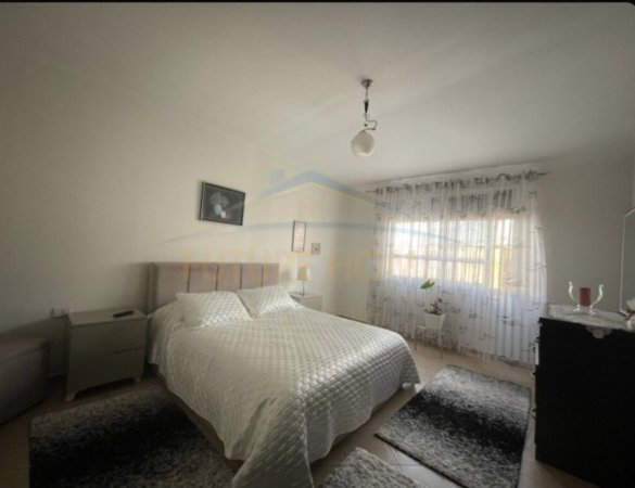Tirane, shitet apartament 1+1+Verandë Kati 5, 75 m² 180.000 € (Rruga Barrikadave)