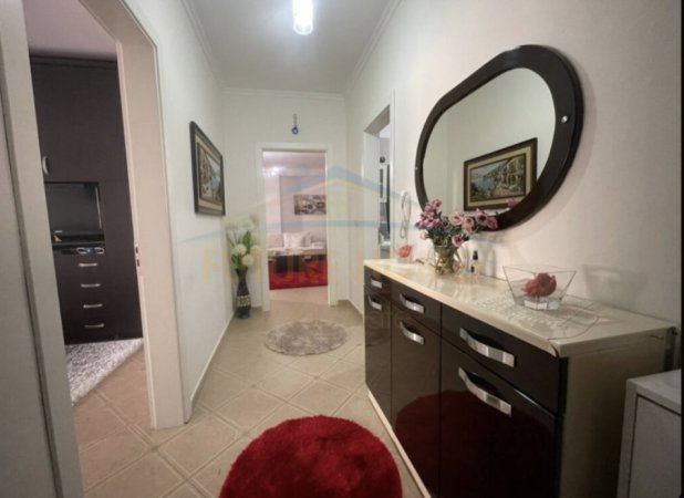 Tirane, shitet apartament 1+1+Verandë Kati 5, 75 m² 180.000 € (Rruga Barrikadave)