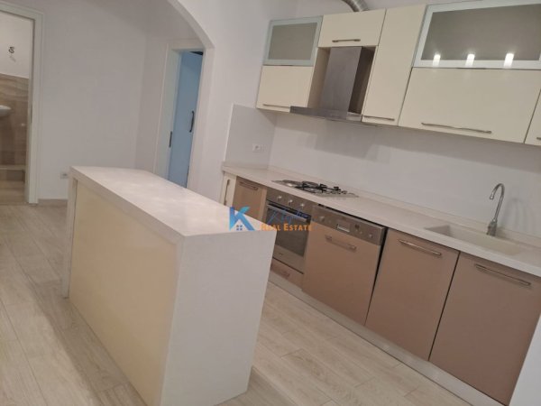Tirane, jap me qera apartament 2+1 Kati 3, 100 m² 850 € (Bulevardi Zogu I, afer Ministrise se Drejtesise)