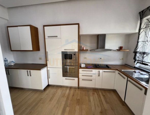 Tirane, jepet me qera apartament 2+1+2 Kati 7, 175 m² 2.100 € (Liqeni Artificial)