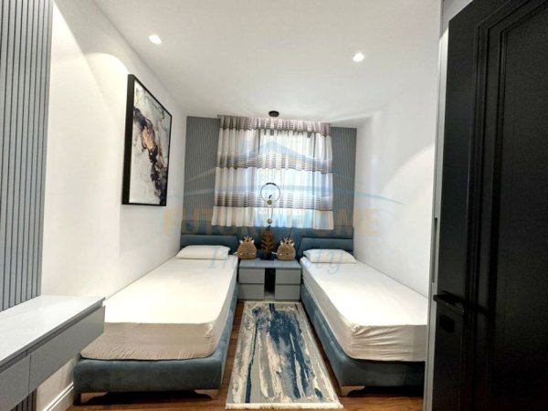 Tirane, jepet me qera apartament 3+1+2+2 Post Parkimi Kati 1, 150 m² 4.000 € (TEG)