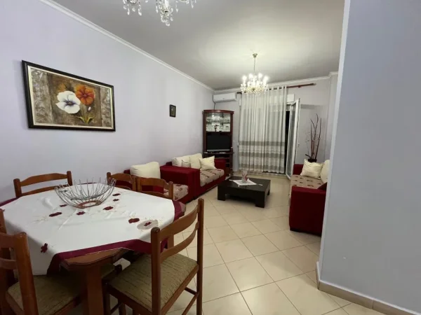 Vlore, jap me qera apartament 1+1+Ballkon Kati 3, 70 m² 50 € (Bulevardi Ismail Qemali)