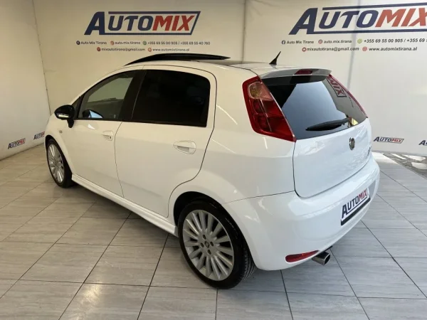 Tirane, shes makine FIAT GRANDE PUNTO Nafte, e bardhë manuale Klima 221.000 km 4.600 €