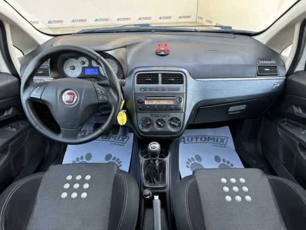 Tirane, shes makine FIAT GRANDE PUNTO Nafte, e bardhë manuale Klima 221.000 km 4.600 €