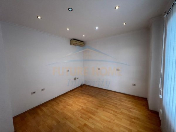 Tirane, jepet me qera ambjent biznesi Kati 5, 157 m² 1.100 € (Bulevardi Zhan Dark)