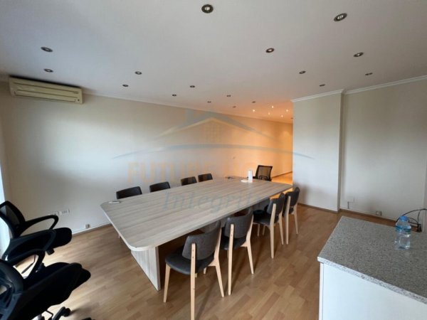 Tirane, jepet me qera ambjent biznesi Kati 5, 157 m² 1.100 € (Bulevardi Zhan Dark)