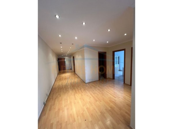Tirane, jepet me qera ambjent biznesi Kati 5, 157 m² 1.100 € (Bulevardi Zhan Dark)