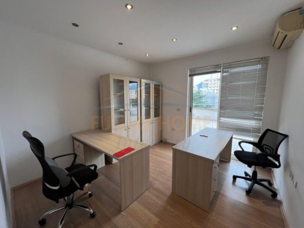 Tirane, jepet me qera ambjent biznesi Kati 5, 157 m² 1.100 € (Bulevardi Zhan Dark)