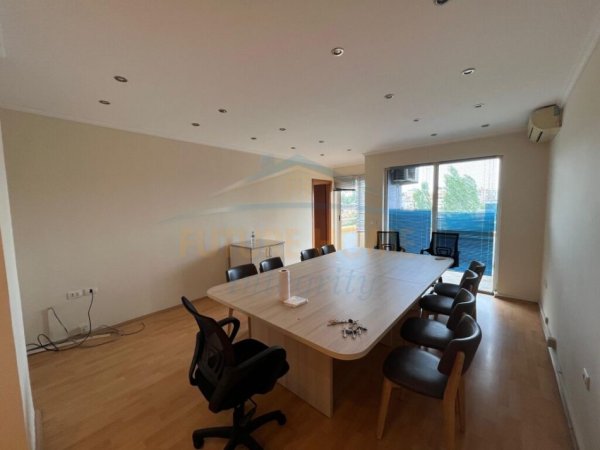 Tirane, jepet me qera ambjent biznesi Kati 5, 157 m² 1.100 € (Bulevardi Zhan Dark)