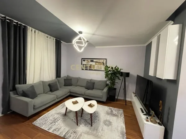 Tirane, jepet me qera apartament 2+1 Kati 0, 147 m² 700 € (kopshti zologjik)