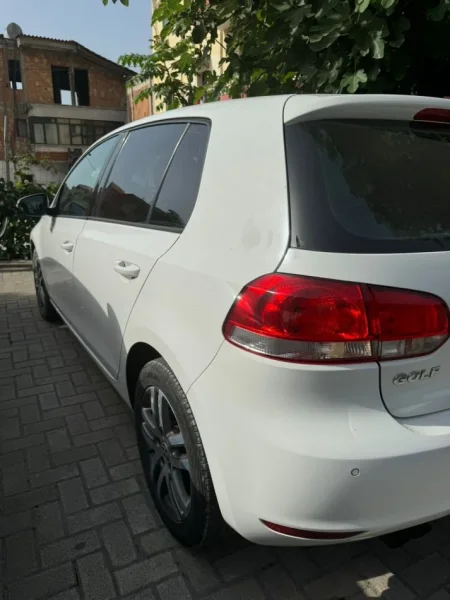 Tirane, jap me qera makine golf 6 2.5 benzin gaz Super ekonomik Benzin+Gaz, e bardhë automatik 45 €