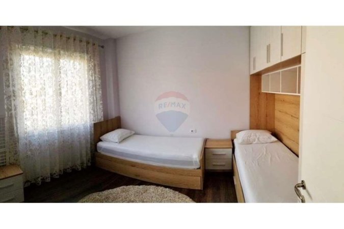 Tirane, jepet me qera apartament 2+1 Kati 7, 110 m² 550 € (APARTAMENT 2+1+2+PARKIM PER QIRA NE KINOSTUDIO !)
