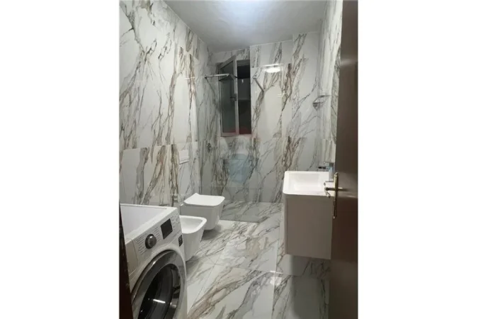 Tirane, jepet me qera apartament 2+1 , 111 m² 550 € (Apartament 2+1 ne Fresk, Restorat Fresku)