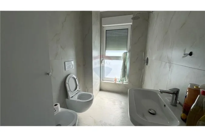 Tirane, jepet me qera apartament 1+1 , 65 m² 350 € (Apartament 1+1 per qira tek Kompleksi Mangalem!)
