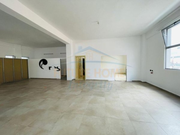 Tirane, jepet me qera ambjent biznesi Kati 1, 350 m² 1.300 € (Sauk)