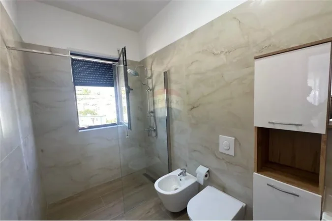 Tirane, jepet me qera apartament 3+1+Ballkon Kati 3, 122 m² 800 € (Kodra e Diellit)