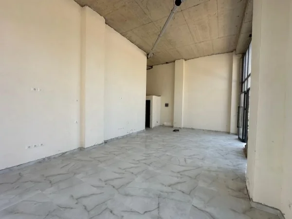 Tirane, jepet me qera ambjent biznesi Kati 0, 63 m² 800 € (ISH FUSHA E AVIACIONIT)