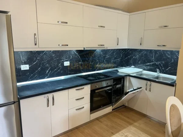 Tirane, jepet me qera apartament 1+1 Kati 1, 77 m² 650 € (Liqeni i Thate)