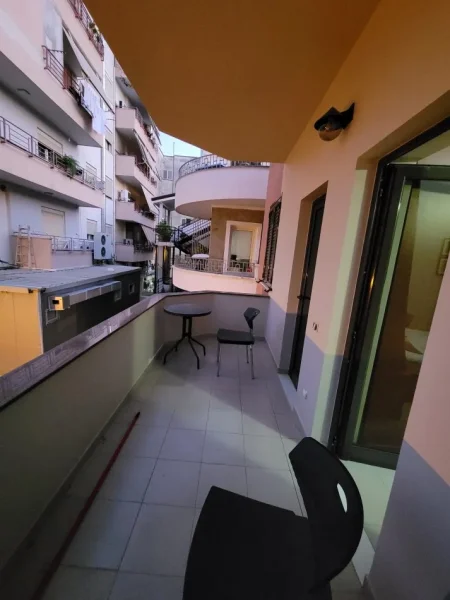 Tirane, jepet me qera apartament 1+1+Ballkon Kati 2, 58 m² 500 € (Rruga e Kosovareve)