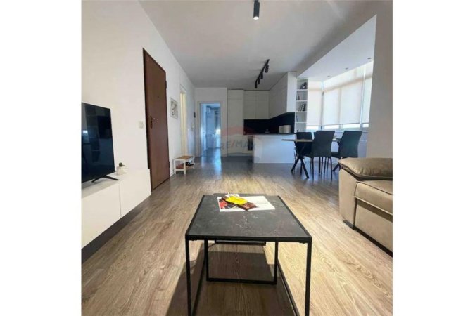 Tirane, jepet me qera apartament 1+1 Kati 5, 75 m² 700 € (Rruga Hoxha Tahsim - Optika Roma - Pazari i Ri)