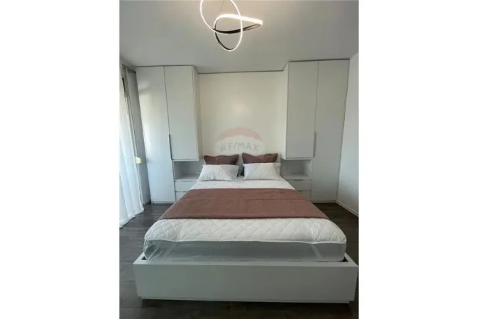 Tirane, jepet me qera apartament 1+1 Kati 5, 75 m² 700 € (Rruga Hoxha Tahsim - Optika Roma - Pazari i Ri)
