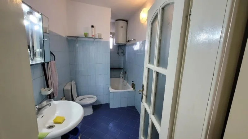Tirane, jepet me qera apartament 1+1+Ballkon Kati 5, 70 m² 370 € (SHKOLLA E BASHKUAR)