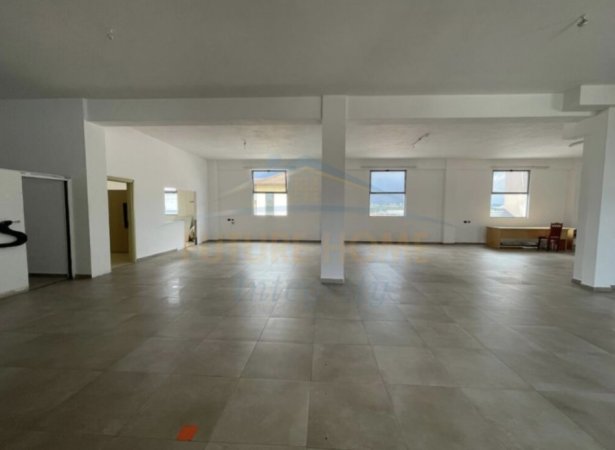 Tirane, jepet me qera ambjent biznesi Kati 2, 345 m² 1.300 € (Sauk)