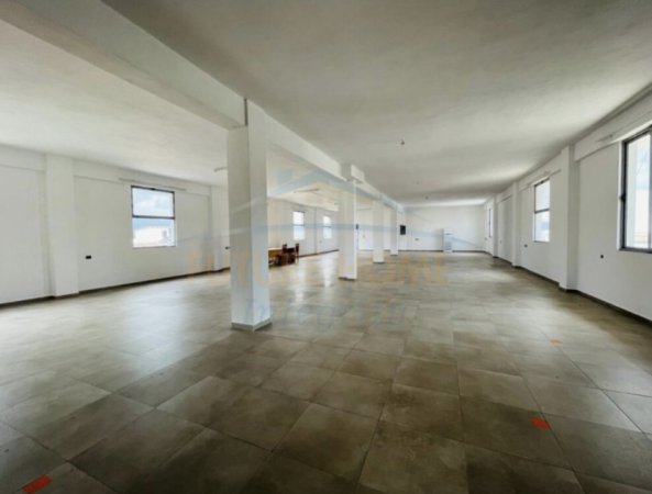Tirane, jepet me qera ambjent biznesi Kati 2, 345 m² 1.300 € (Sauk)