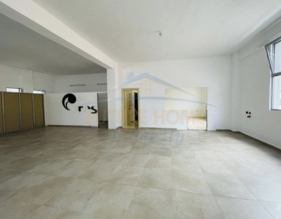 Tirane, jepet me qera ambjent biznesi Kati 2, 345 m² 1.300 € (Sauk)