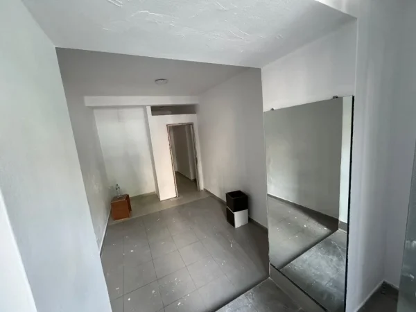 Tirane, jepet me qera dyqan Kati 0, 30 m² 600 € (RRUGA E DURRESIT)