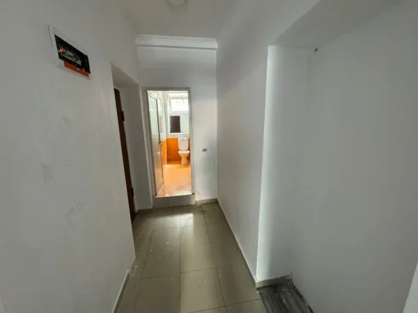 Tirane, jepet me qera dyqan Kati 0, 30 m² 600 € (RRUGA E DURRESIT)