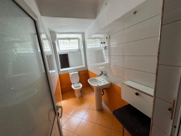 Tirane, jepet me qera ambjent biznesi Kati 0, 32 m² 600 € (Rruga e Durresit)