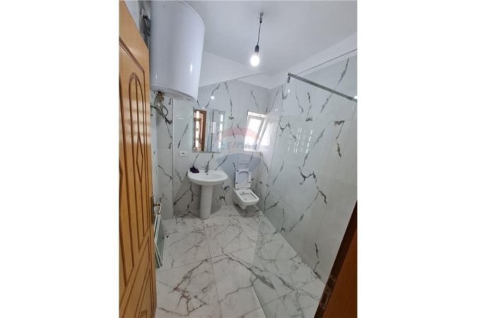 Tirane, jepet me qera apartament 1+1 , 65 m² 350 € (Rruga Aleksander Moisiu - Kinostudio)