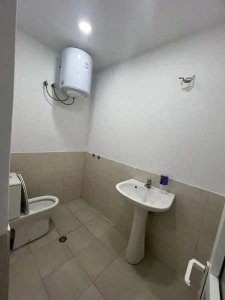 Tirane, jepet me qera ambjent biznesi Kati 0, 46 m² 450 € (Gjik Kuqali)